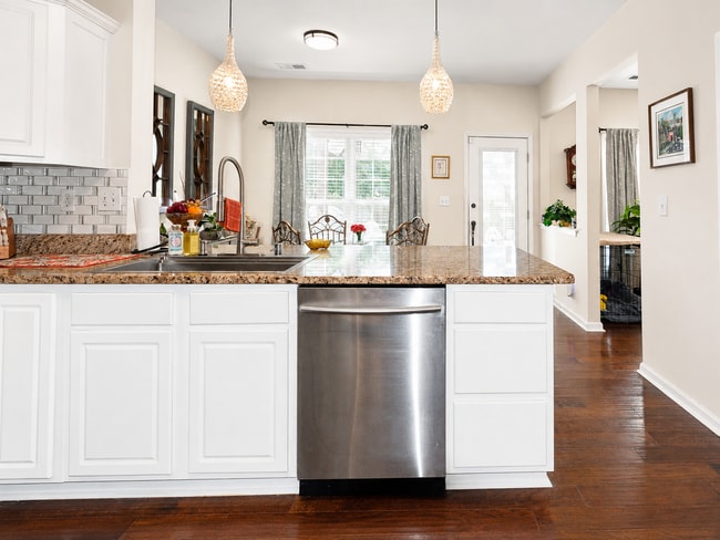Building Photo - Beautifully Renovated 3 Bed / 2.5 Bath Home on Quiet Cul-de-Sac