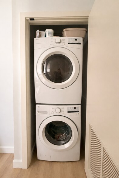 Building Photo - 948 W Sunnyside Ave