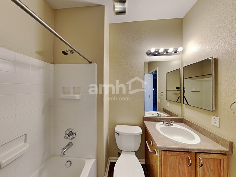 Building Photo - 5525 Kittredge St