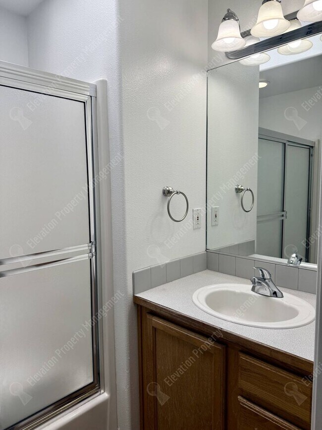Building Photo - Single Level 3 BR in NE Bend with huge fenced yard!