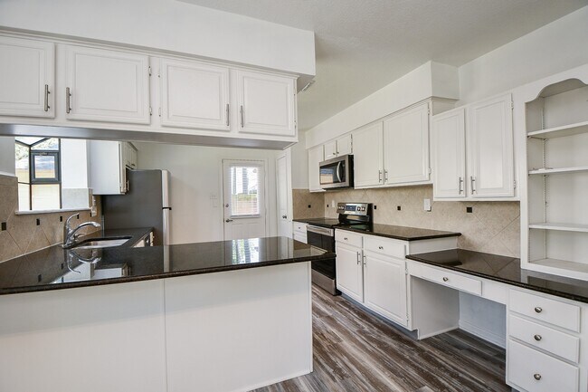 Building Photo - 3934 Forest Village Dr