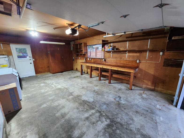 Building Photo - 950 SE 6th Ave