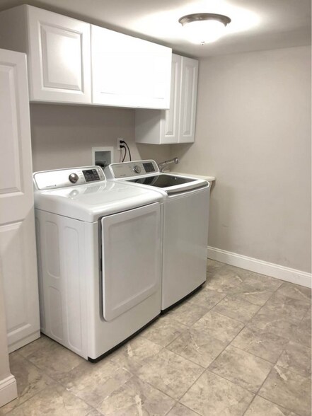 Building Photo - 160 Hartman Ave