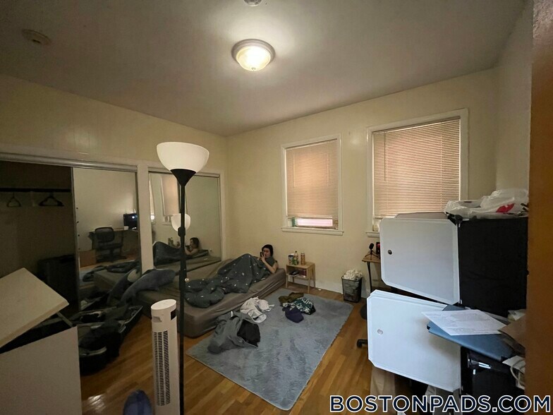 Building Photo - 879 Beacon St