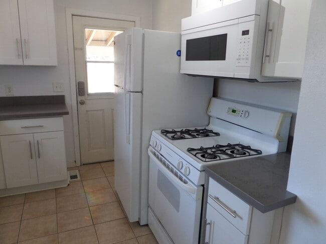 Building Photo - Super Cute & Renovated 3-Bedroom Cottage i...