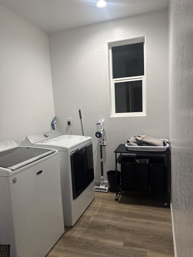 Building Photo - 761 S Kandarian Ave