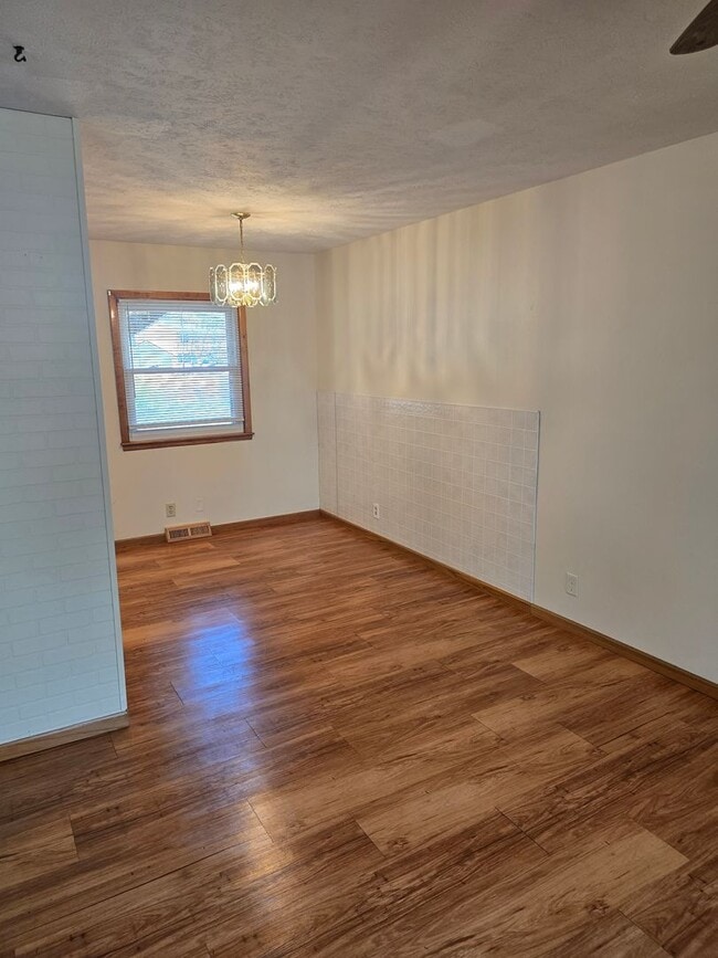 Building Photo - 4 bedroom, 2 Bathroom Home located in Wood...