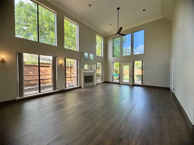 Building Photo - 8006 Oakwood Bend Dr