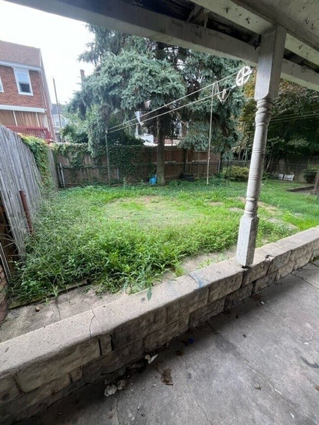 Building Photo - 4 Bedroom 1 Bath