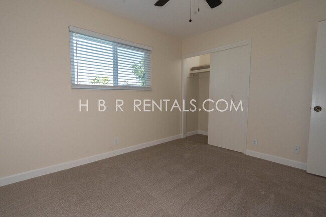 Building Photo - Stylishly Updated Home with Modern Kitchen and Fresh Flooring in Manteca