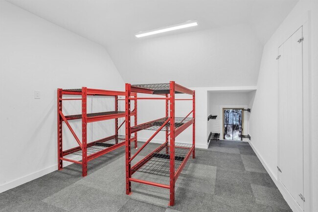 Building Photo - 256 Sky Top Dr