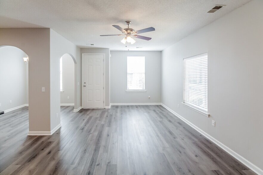 Building Photo - 10182 Sorrento Pl