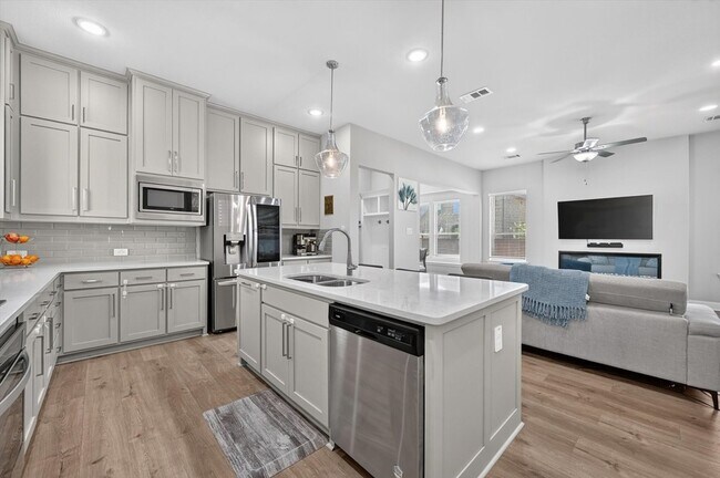 Building Photo - 12991 Vinson Dr