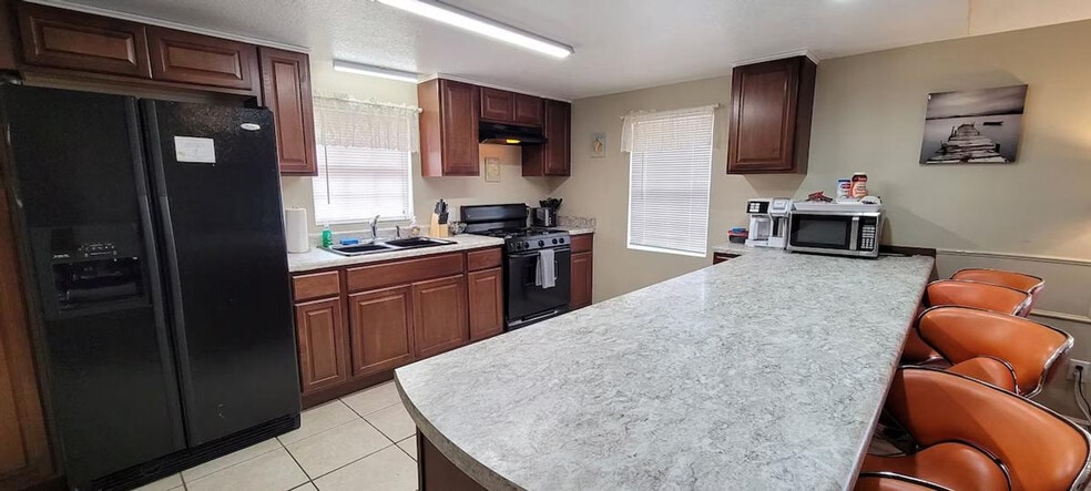 Building Photo - 1106 Fournier Ave