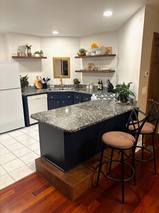 Kitchen peninsula - 2417 W 22nd St