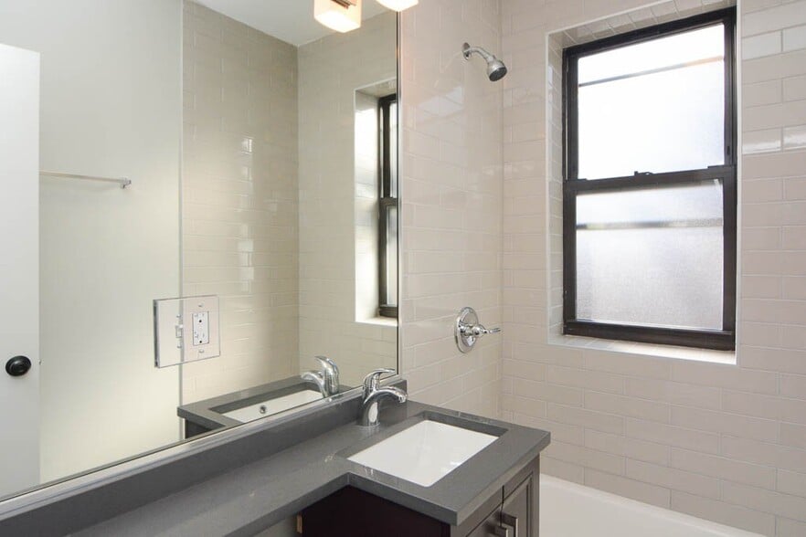 Building Photo - 533 W Belden Ave