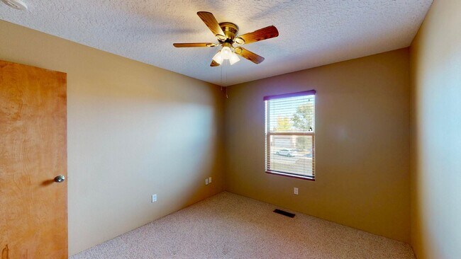 Building Photo - 3 bedroom 2.5 bathroom southwest Albuquerque