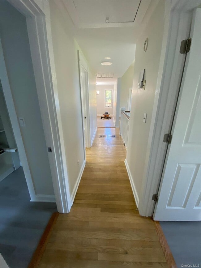 Building Photo - 459 Clove Rd