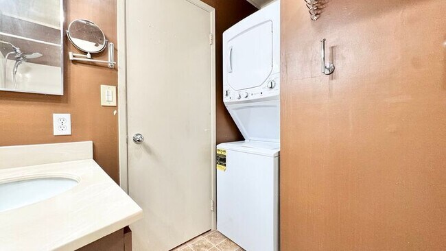 Building Photo - 239 Mananai Pl