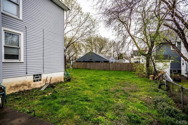 Building Photo - 425 Schuyler St