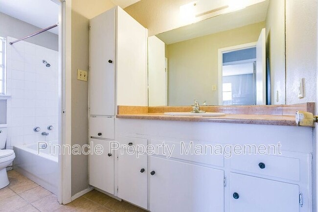 Building Photo - 1429 Austin St