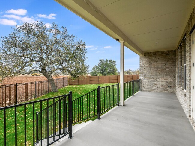 Building Photo - ONE-STORY Home in Marble Falls - 2932 SF with THREE-CAR GARAGE - On a CUL-DE-SAC!