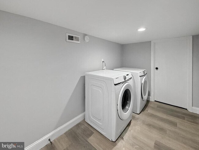 Building Photo - 733 N Linwood Ave