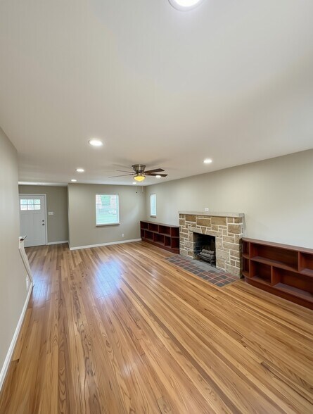 Building Photo - 5125 Highview Dr