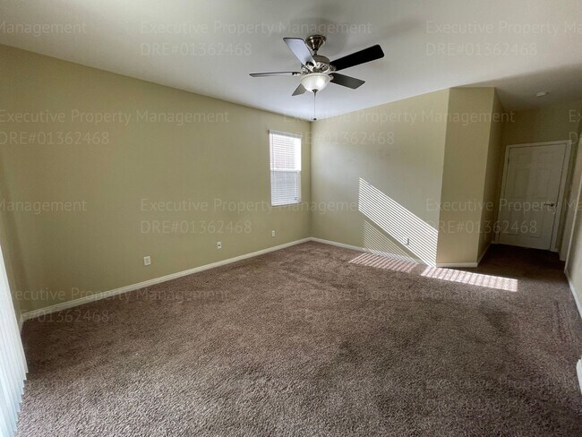 Building Photo - 4 bedrooms/ 2 bathrooms, with a patio.