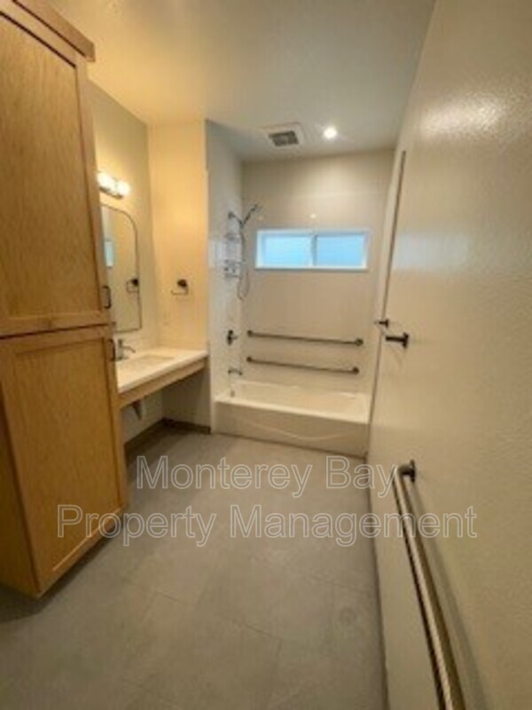 Building Photo - 3108 Seacrest Ave
