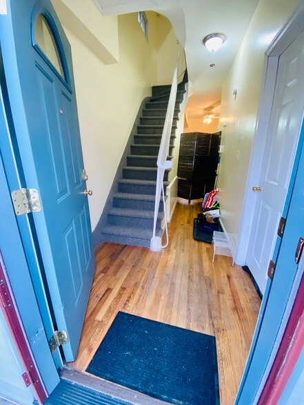 Building Photo - 20 Vineyard Ave