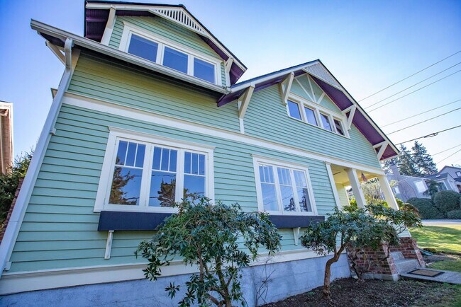 Building Photo - Gorgeous Vintage Home in Downtown Langley with Detached Guest Apartment!! Pet Friendly Too!