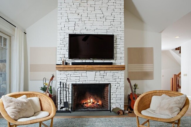 Building Photo - 121 Quaker Hill Rd