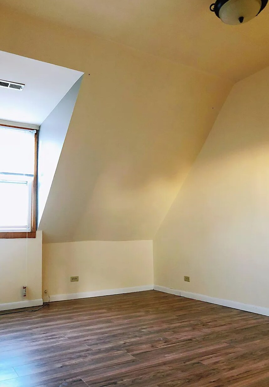 Building Photo - 1368 W Evergreen Ave