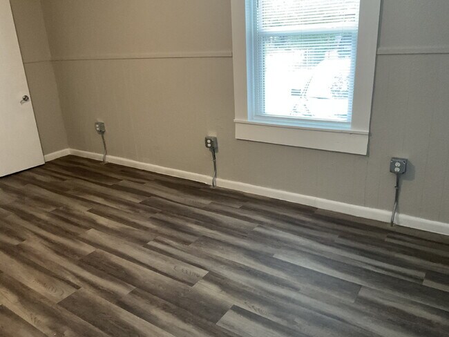 Building Photo - Super Affordable 2 Bed/ 1 Bath