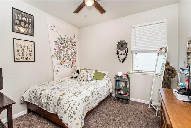 Building Photo - 717 W Lakeshore Landing Dr