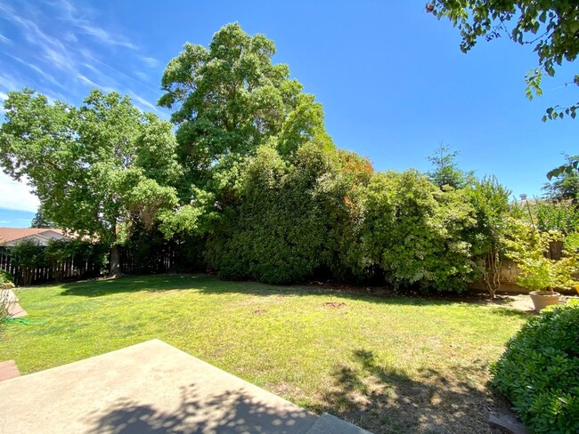 Building Photo - $2,295.00-  3 Bedroom Bullard & Fowler, Cl...