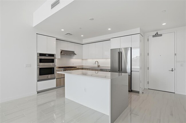 Building Photo - 400 Central Ave