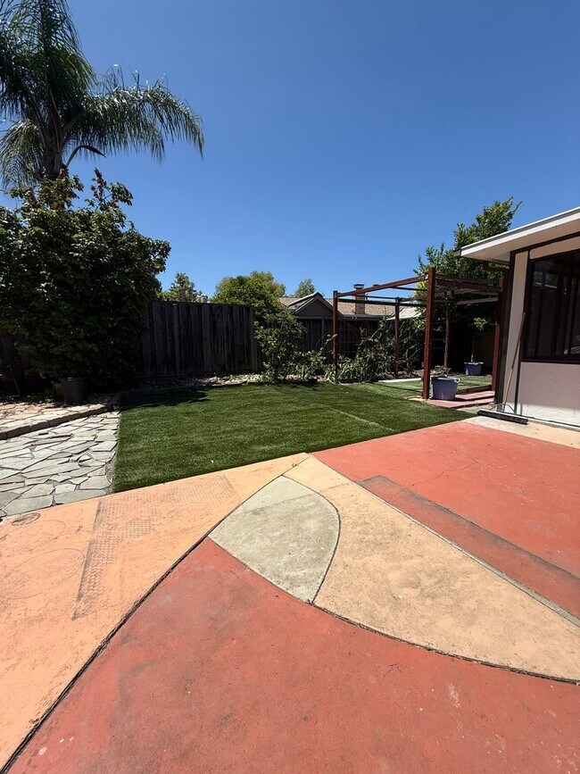 Building Photo - Single Family Home, 4 Bedroom 2 Bath Home ...