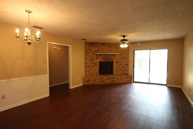 Building Photo - 3 Bedroom Duplex in Tyler!