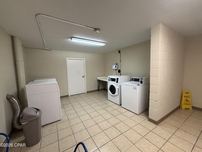 Building Photo - 8817 S Thomas Dr