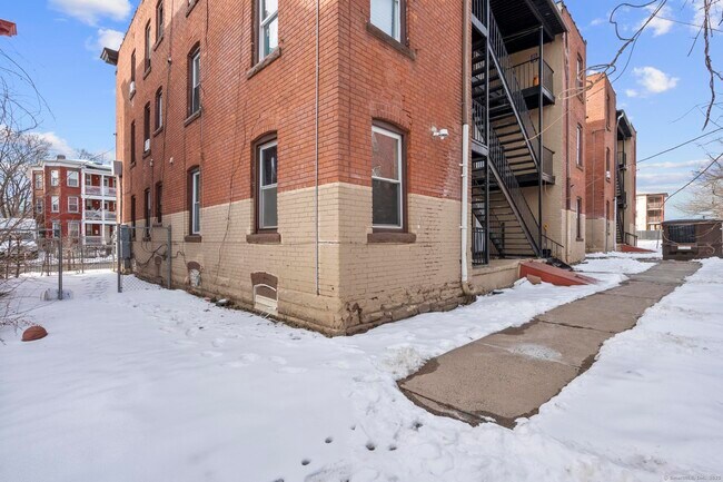 Building Photo - 310 Garden St