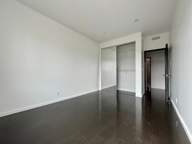 Building Photo - Spacious 2 Bedroom 2 Bath Condo in West LA