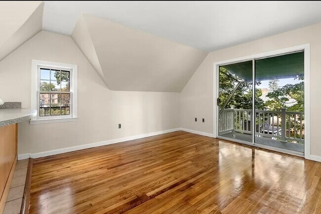 Building Photo - 6 Wells Ave