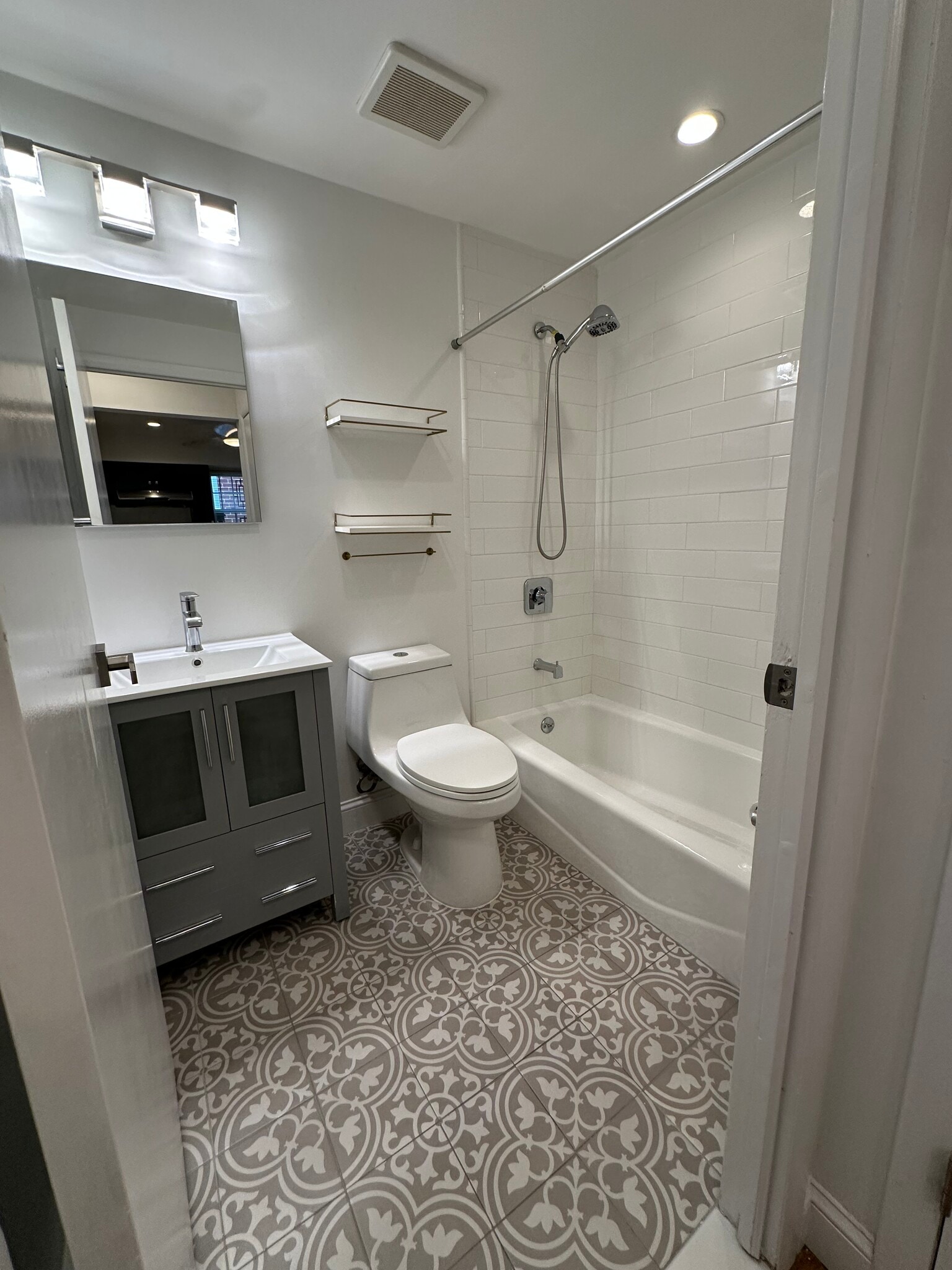 Full Bath - 1843 Clintonville St