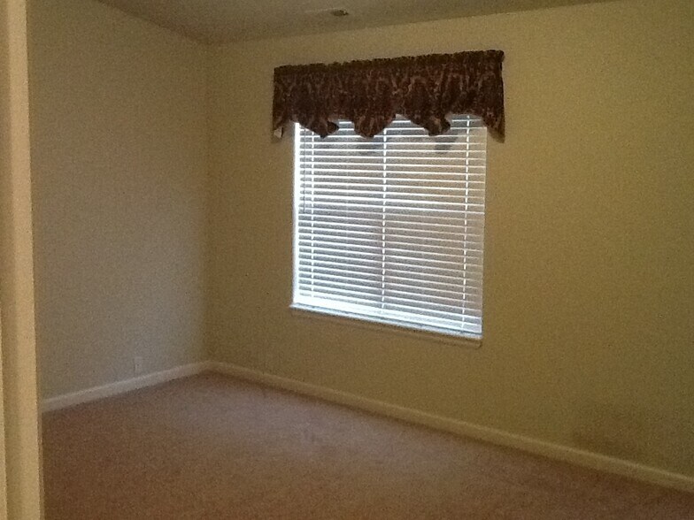 Building Photo - 936 Burning Bush Point