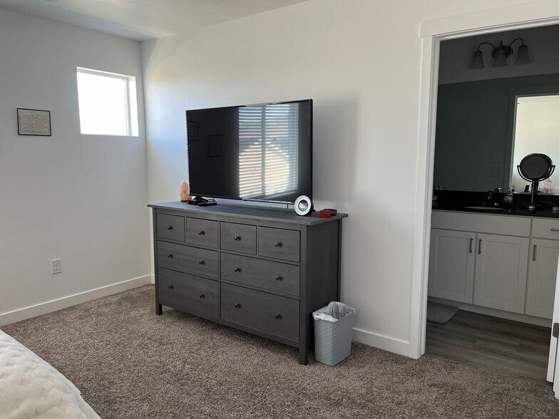 Building Photo - 1112 E Hatch Row