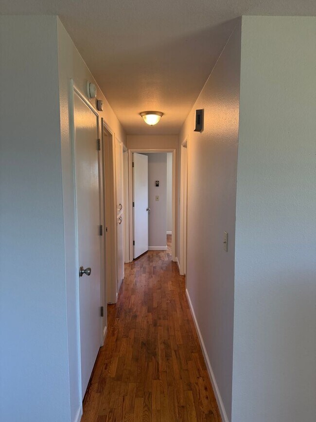 Building Photo - 3-bedroom, 1 bath duplex with garage!