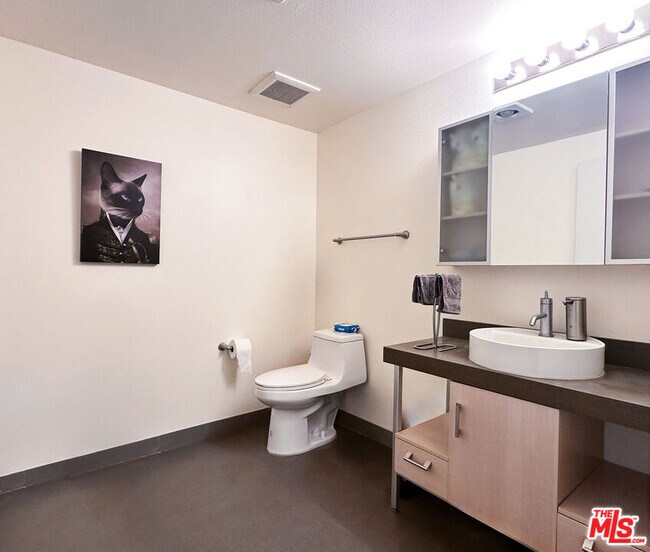 Building Photo - 1234 Wilshire Blvd