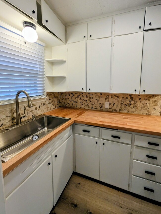 Building Photo - 2232 SW Plass Ave